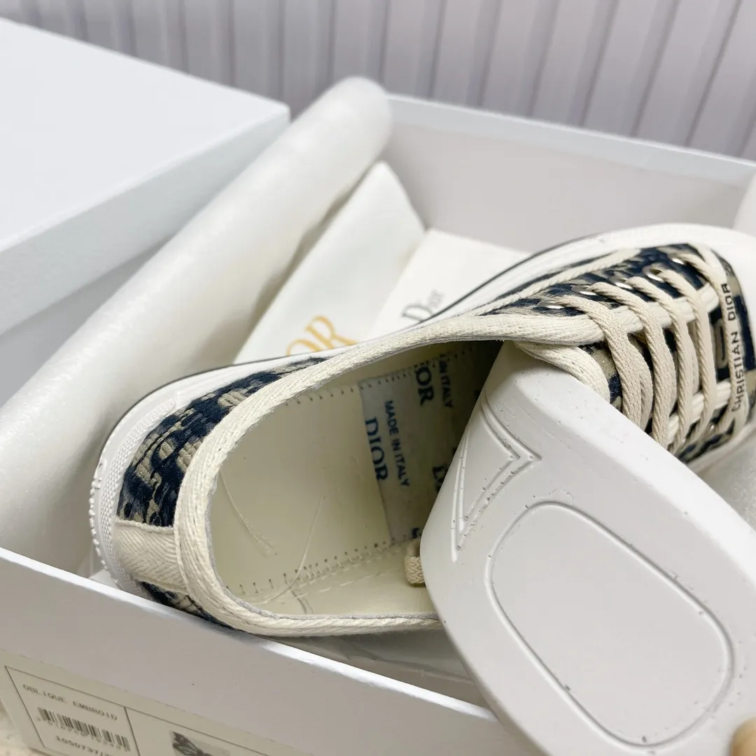 👟👟Ex-factory price 520👟👟 Spot high quality Dior )Flat sneakers are made of fully embroidered iconic patterns💎💎♦️Top quality in the market🎗Breaking hot model in foreign counters🎗Non-market ordinary imitation version🎗🔳The fabric is made of Italian🇮🇹imported fabric❗️Embroidered upper, original mold injection Logo frosted five-pointed star outsole🔳Inside imported lambskin + high elasticity injection molding mold Logo foam pads Number of yards: 35 to 41